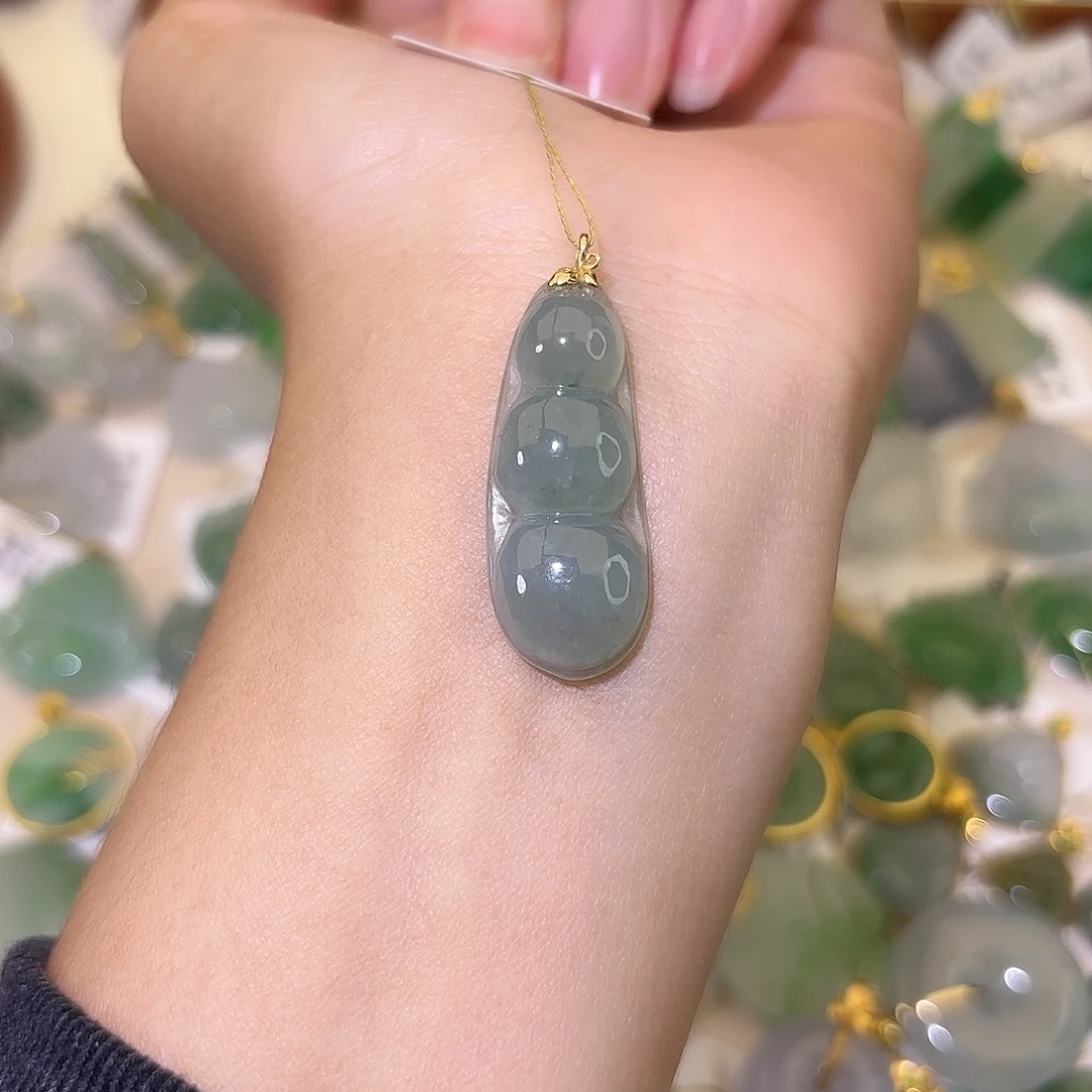 珊***珊翡翠18K金镶嵌颈饰豆子