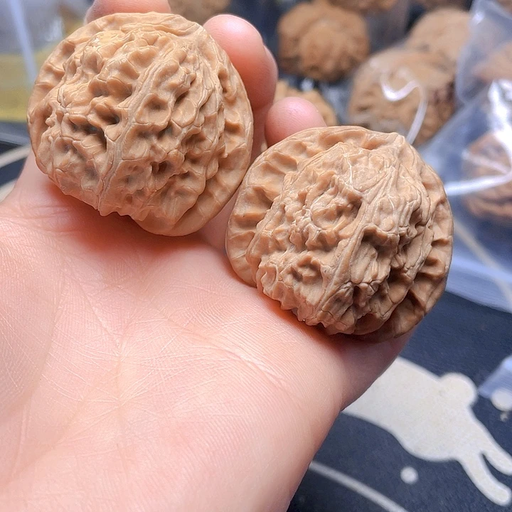 文玩核桃吊坠白狮子一对