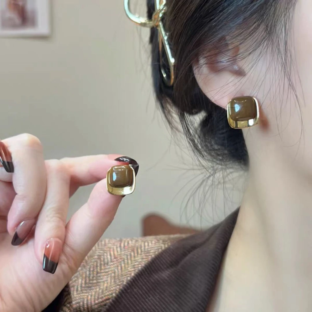 轻奢高级感气质大气咖色不规则方块耳钉2026新款爆款耳环通勤耳饰