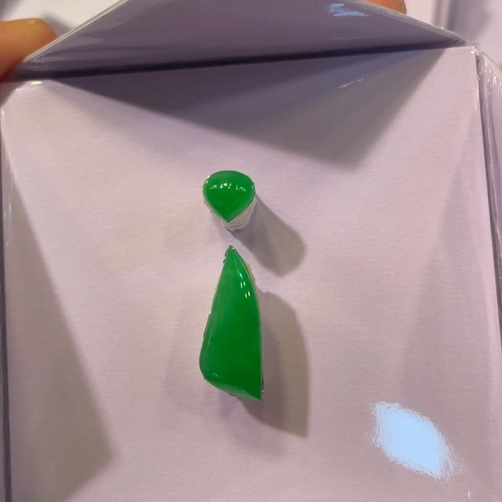 翡翠未镶嵌颈饰水滴