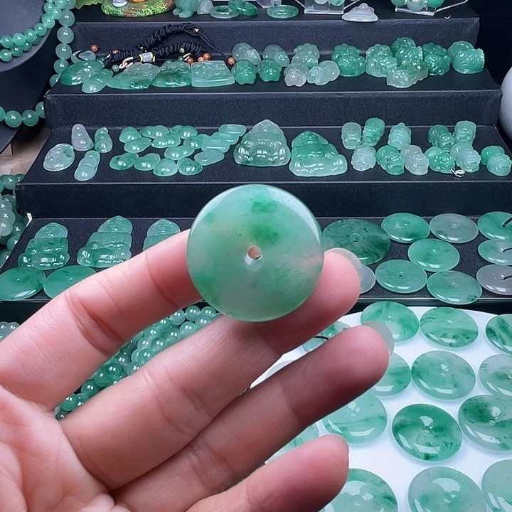 石英质玉未镶嵌颈饰