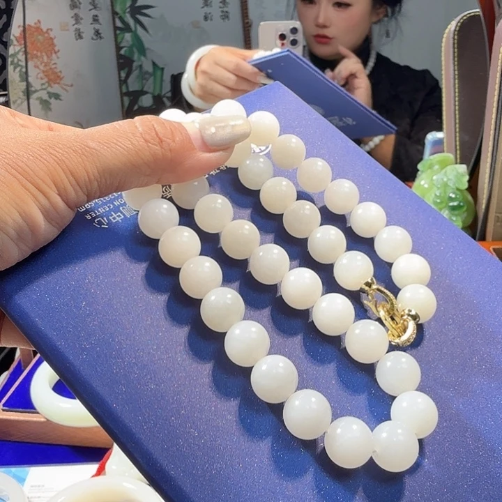 余***x和田玉未镶嵌颈饰