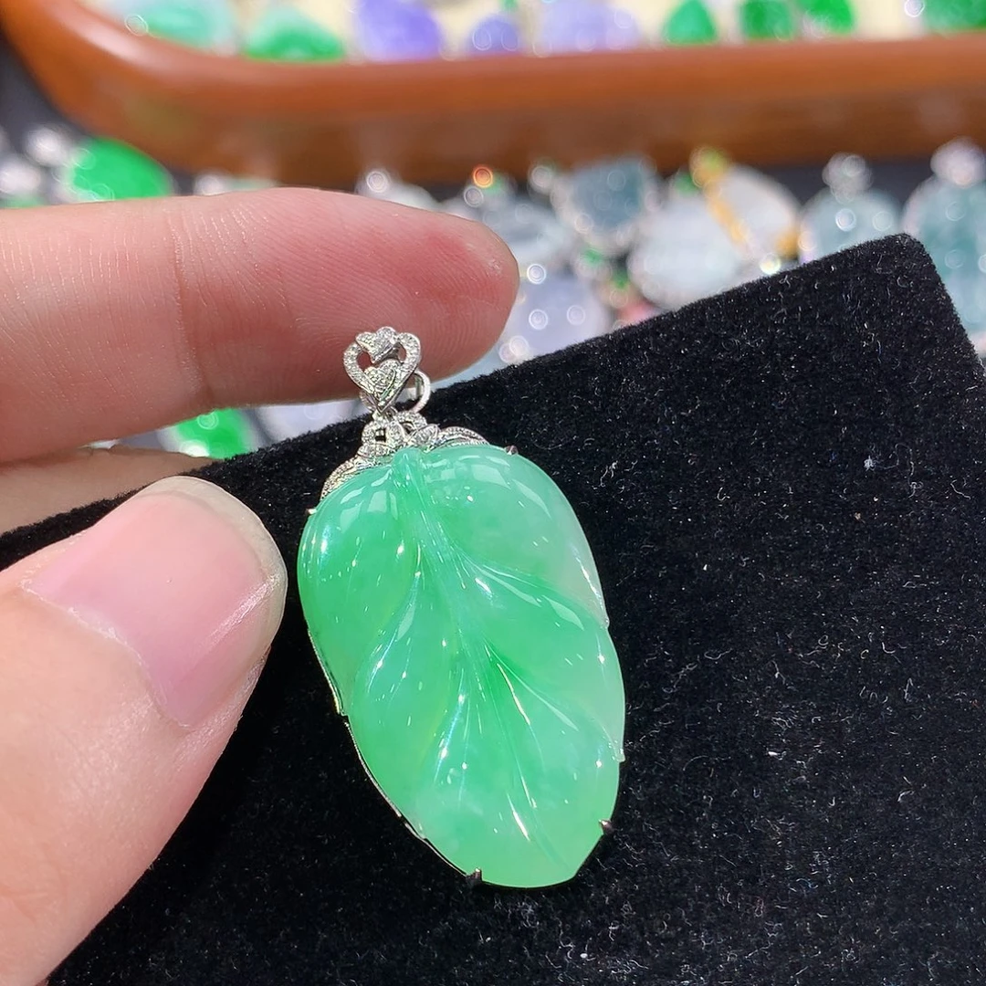 翡翠18K金镶嵌颈饰