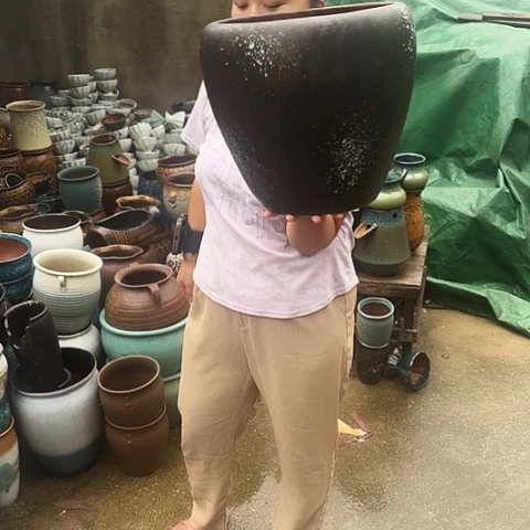 口28高31瑕疵底裂一个盆子。