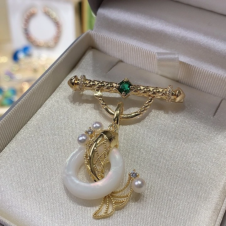 胸饰未镶嵌淡水珍珠