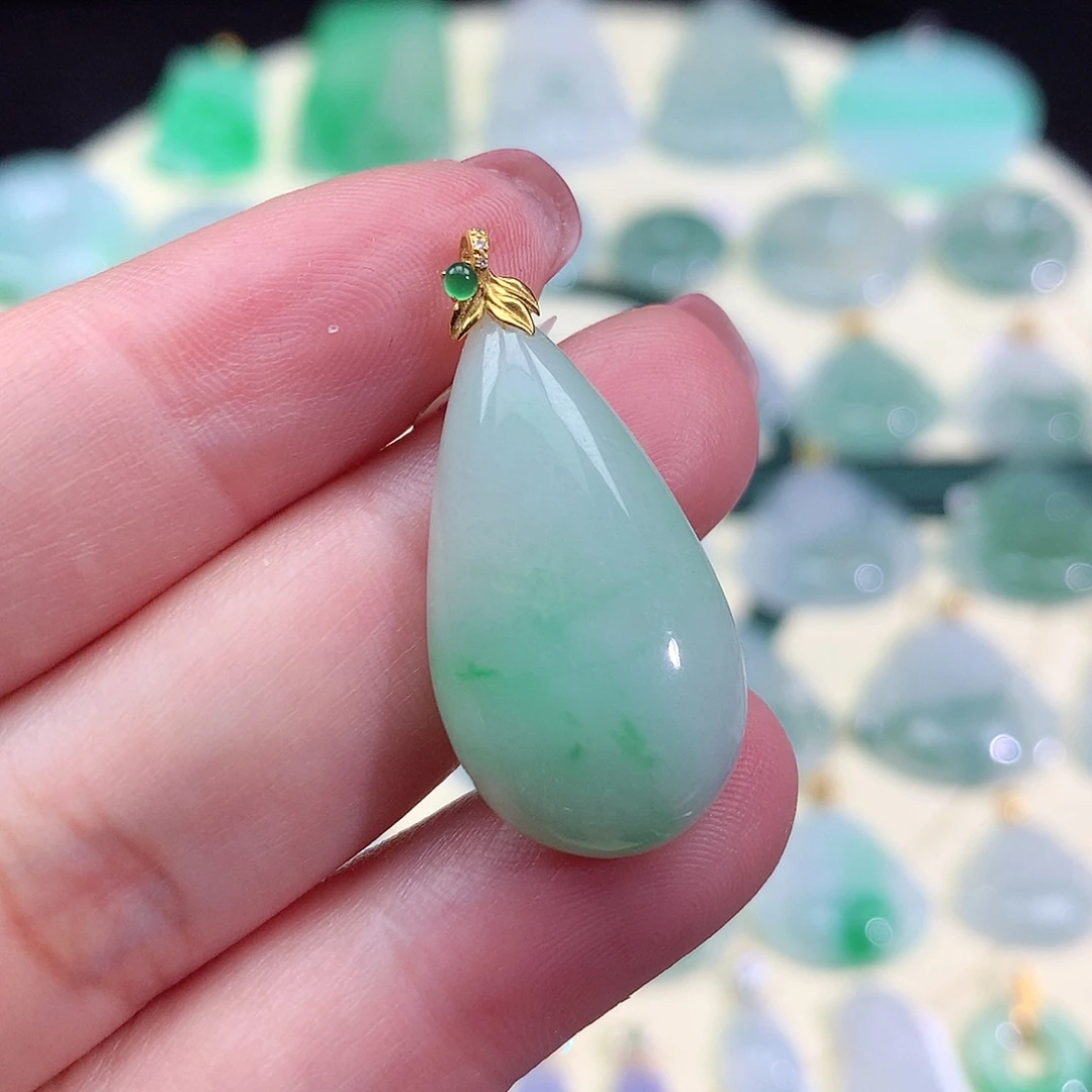 翡翠18K金镶嵌颈饰水滴