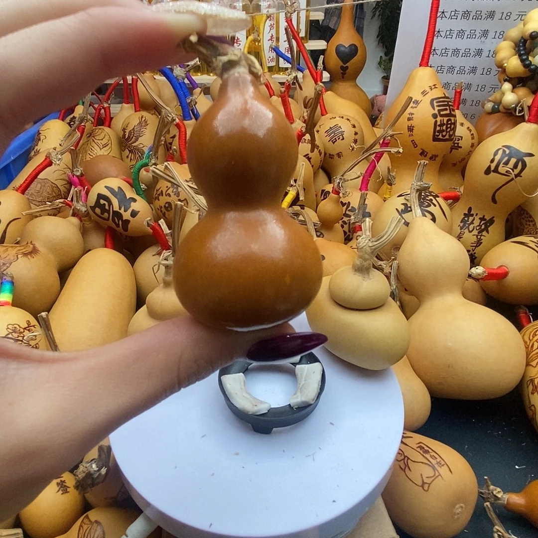 为***着香榧木葫芦工艺品
