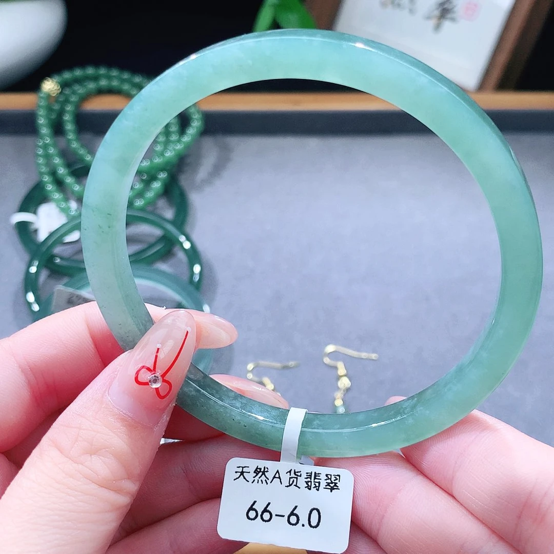 翡翠未镶嵌手镯（圆镯）