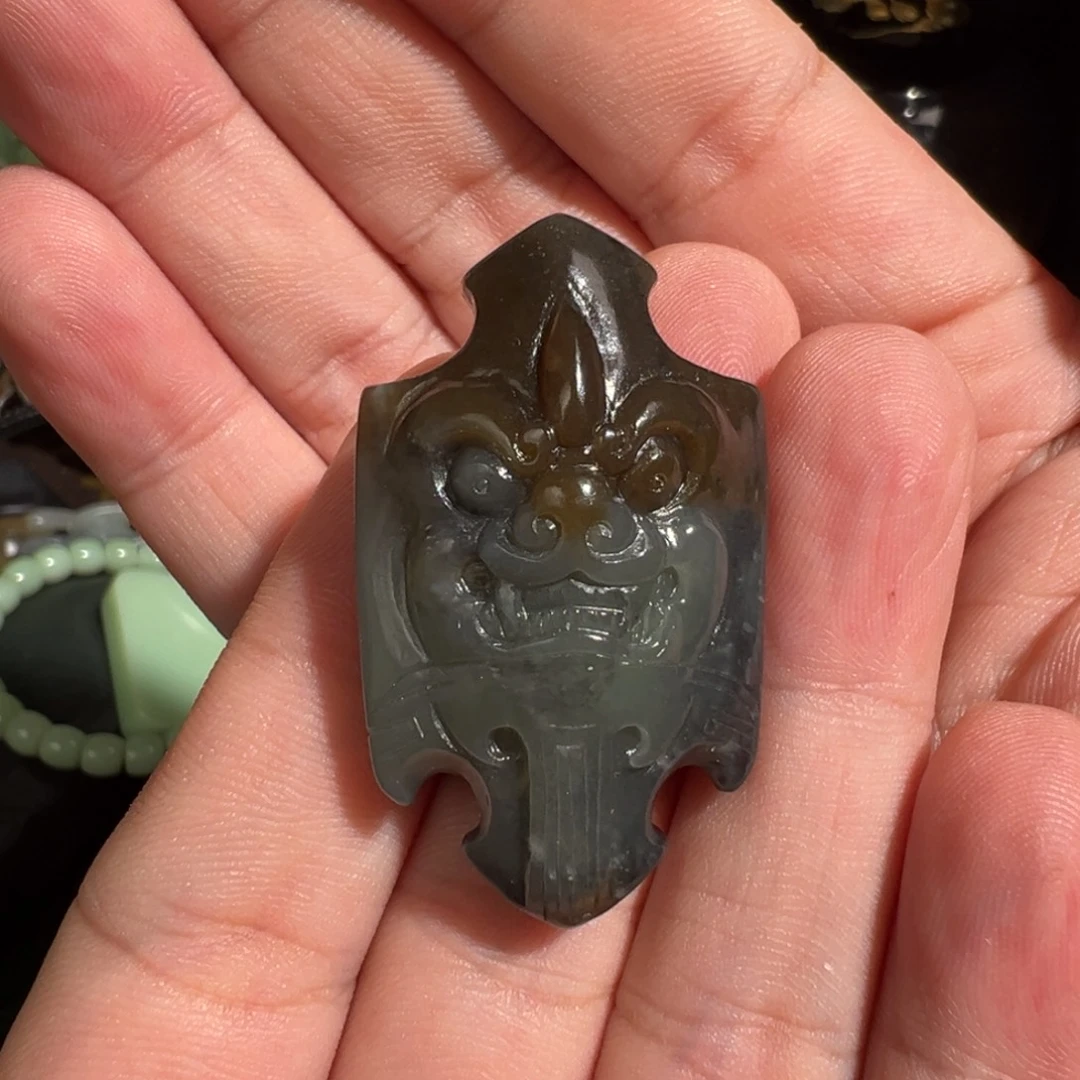 和田玉未镶嵌颈饰楼兰三色貔貅兽面 有微棉点
