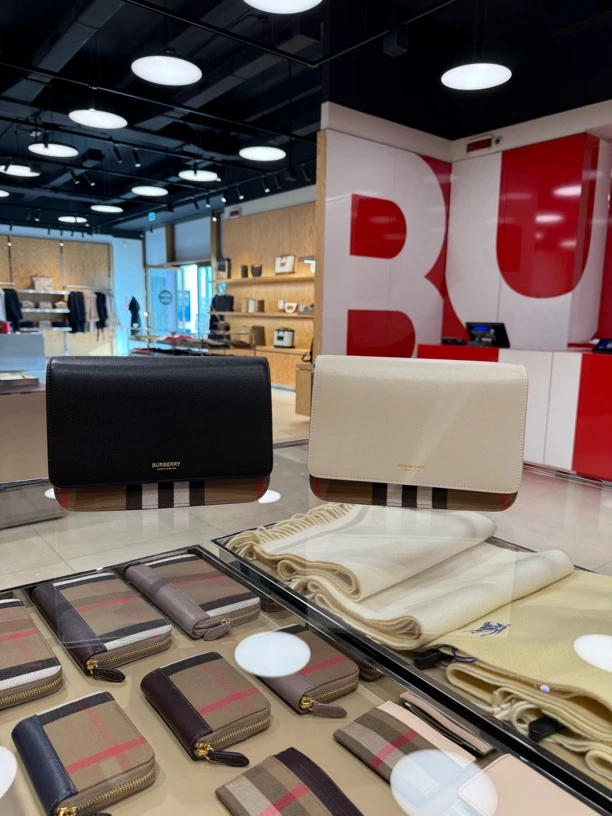 全新未使用 BURBERRY/博柏利 意大利产牛皮拉链链条斜挎翻盖女包