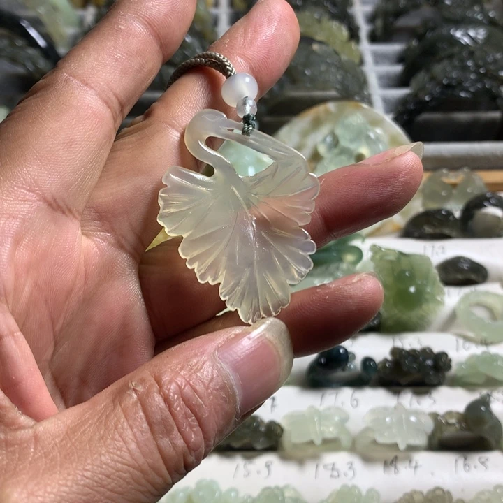 蛇纹石玉未镶嵌颈饰枫叶