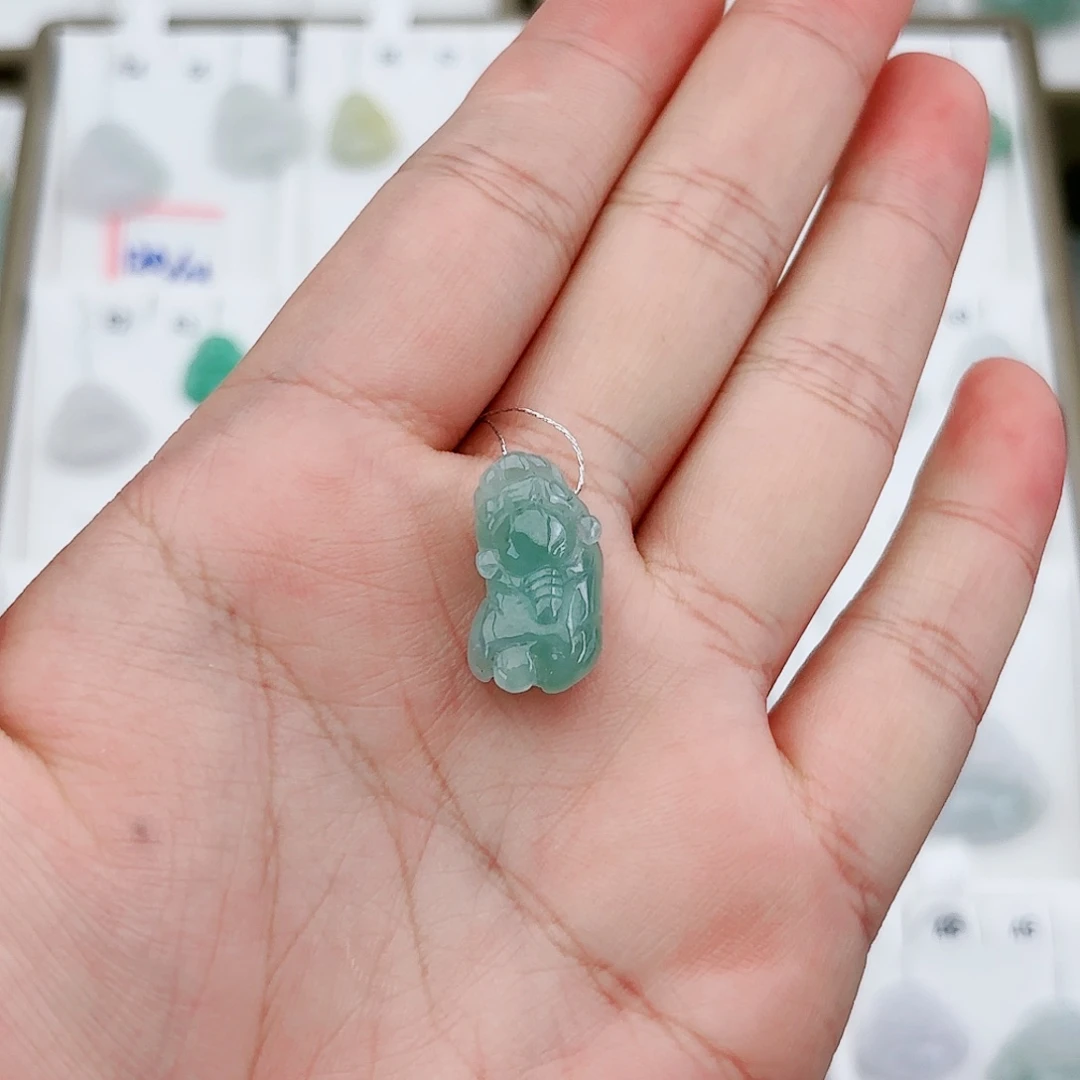 翡翠颈饰未镶嵌貔貅