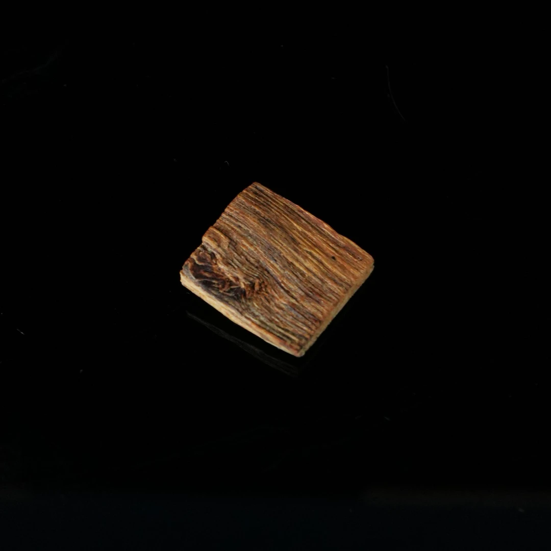 DY-B6392 越南芽庄白棋沉水方块料 1.52x1.63x0.52cm 0.6g