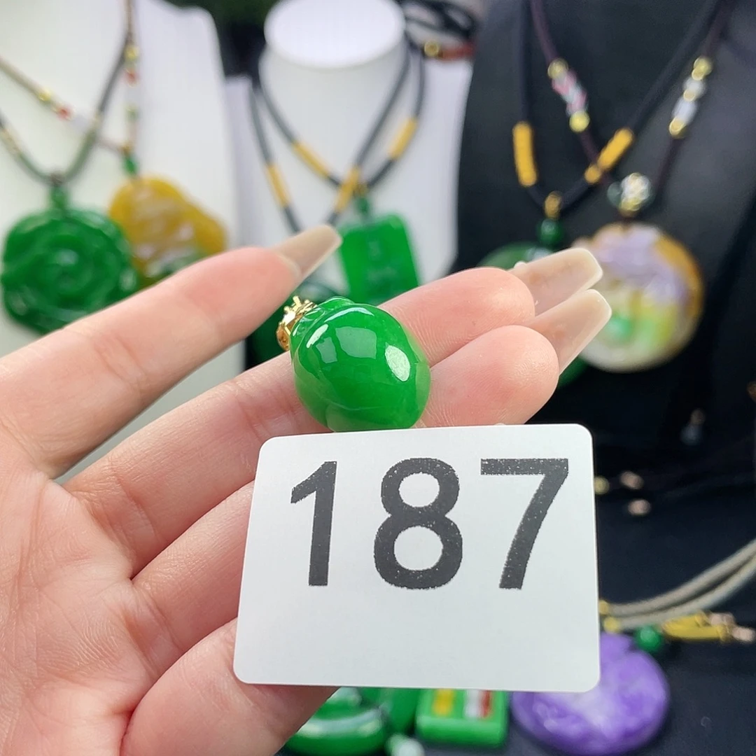 翡翠未镶嵌吊坠(赠链)