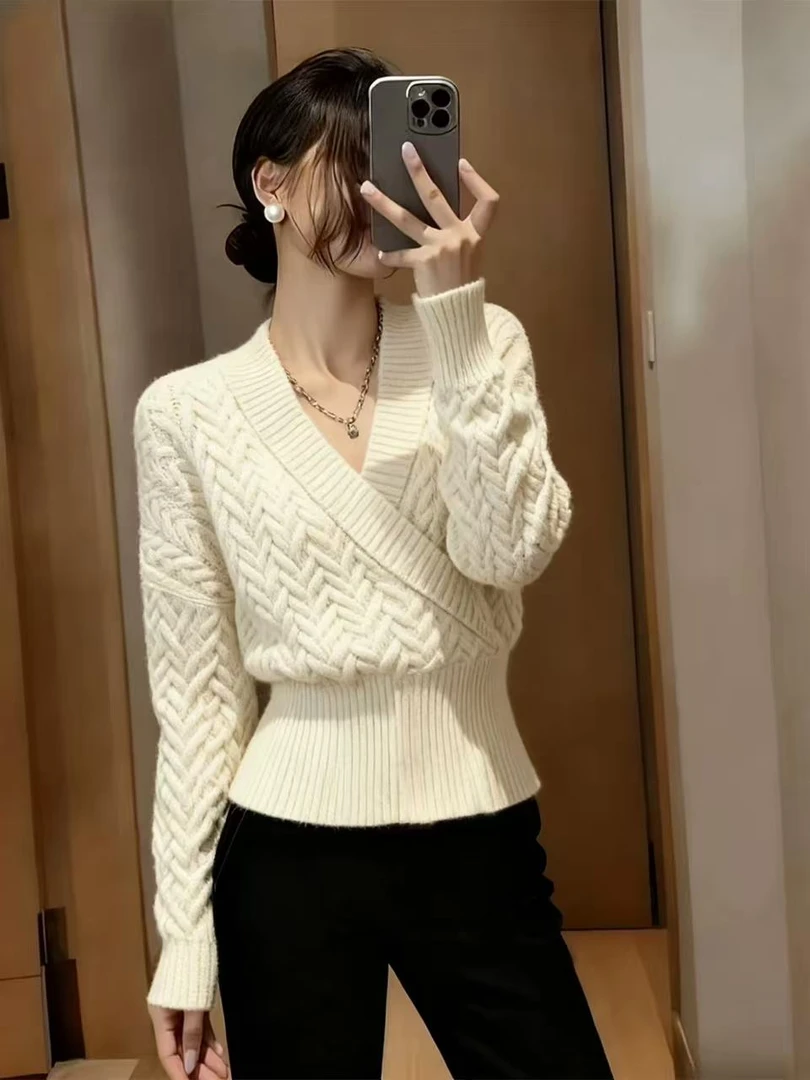 Y263韩系穿搭米白色v领针织衫女秋冬宽松慵懒收腰毛衣加厚上衣