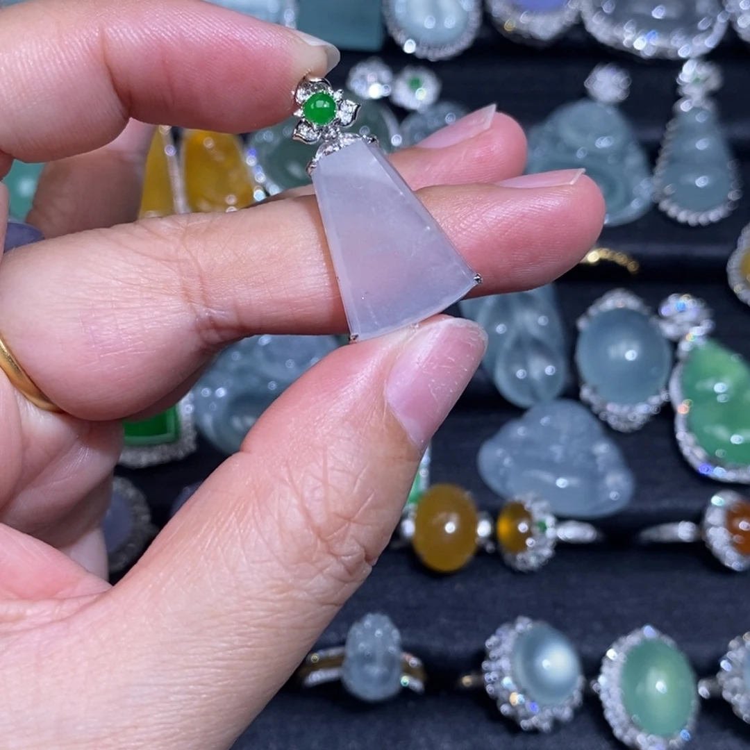 颈饰18K金镶嵌翡翠翡翠无事牌