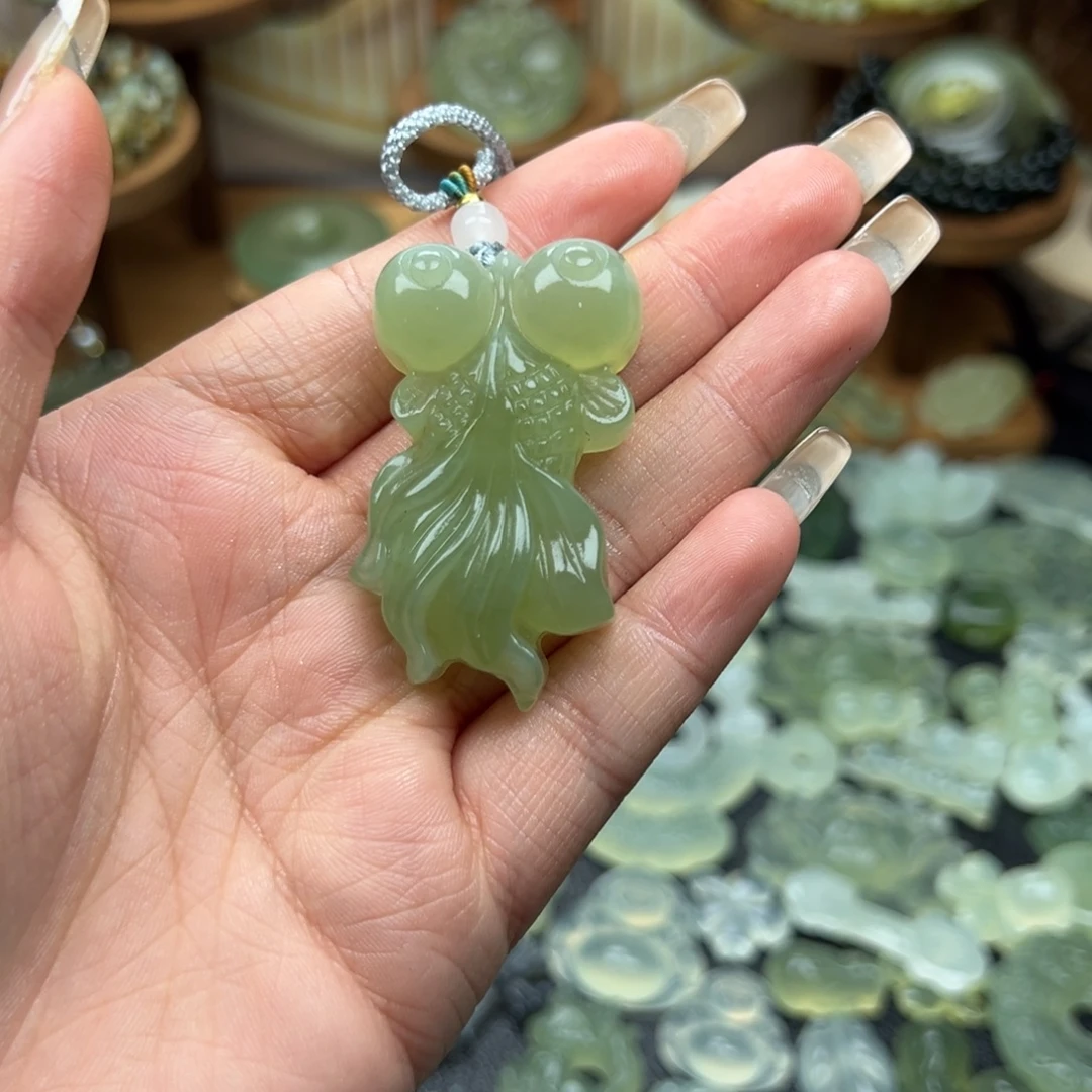 蛇纹石玉未镶嵌颈饰微瑕金鱼