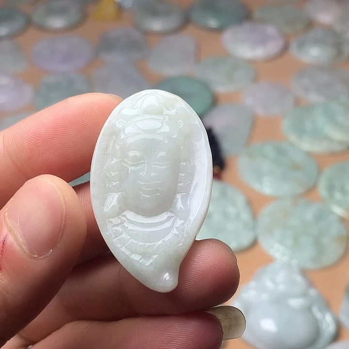 翡翠未镶嵌颈饰观音头