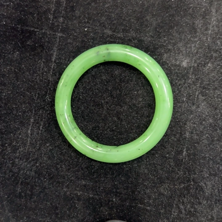 彤***贝和田玉（碧玉）未镶嵌手镯