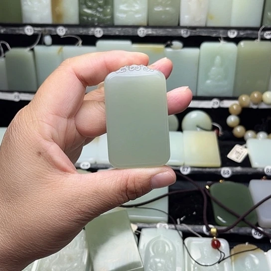 和田玉未镶嵌颈饰春**里