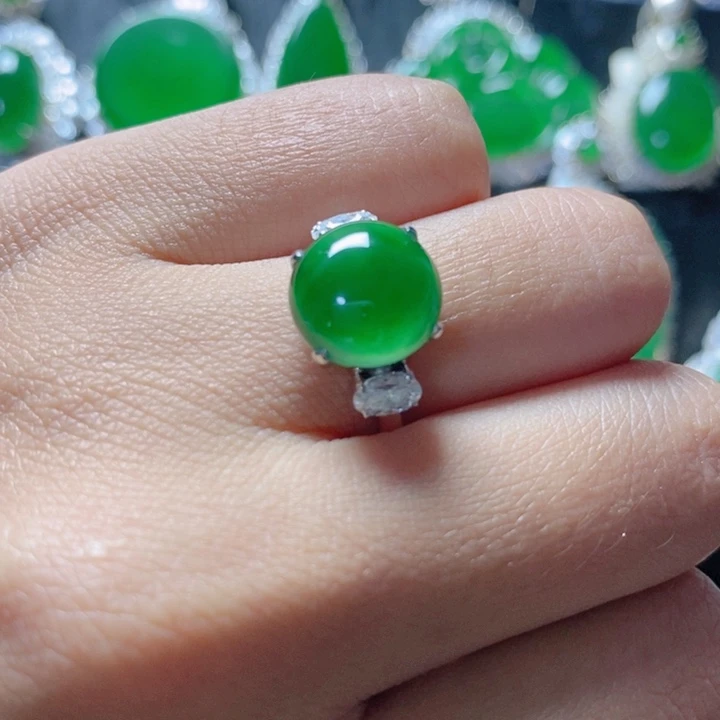 翡翠颈饰18K金镶嵌18。