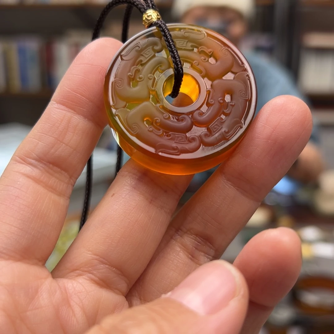 琥珀颈饰未镶嵌龙纹壁