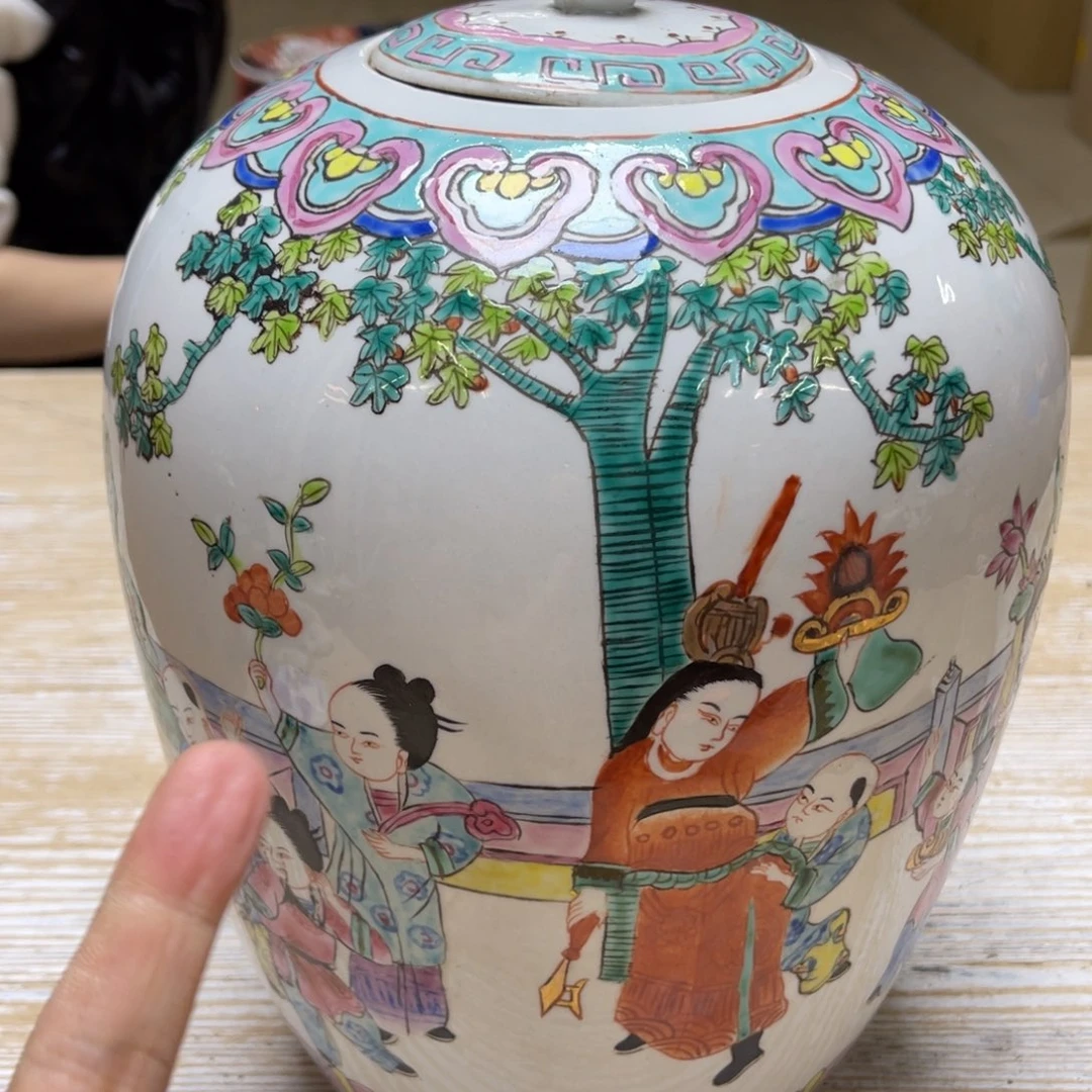 瓷片密密麻麻地排列着一个大