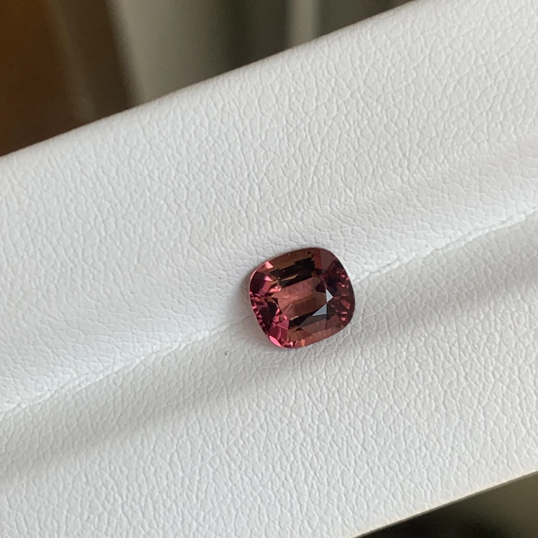 天然彩宝阿富汗红碧玺裸石 枕形6.2x6.7重1.255ct满火彩可配现托