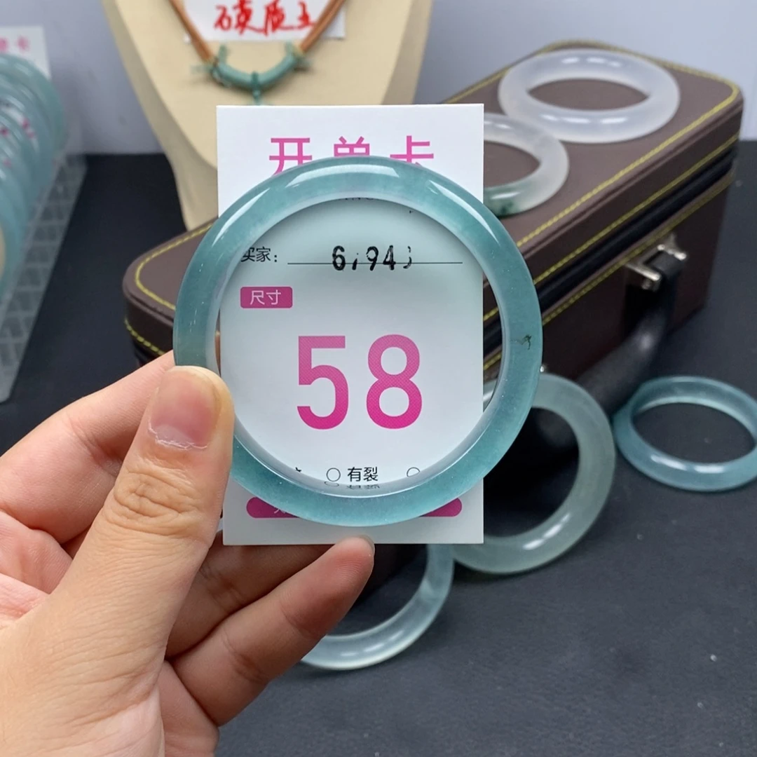*****未镶嵌手镯石英岩玉