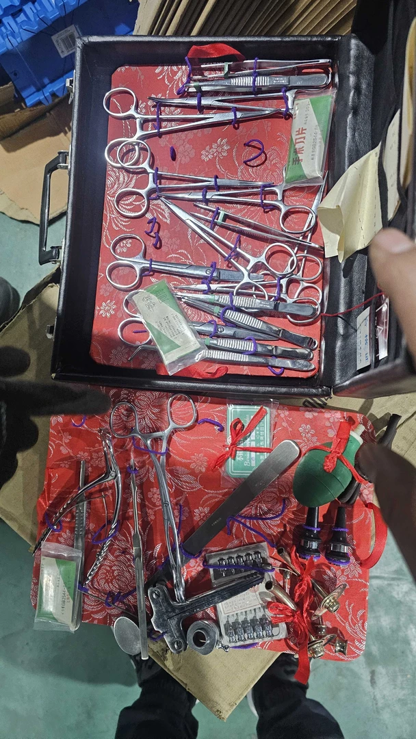 黑色皮箱子包装的钳子一箱