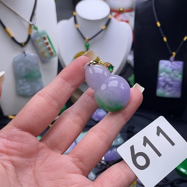 翡翠未镶嵌吊坠(赠链)