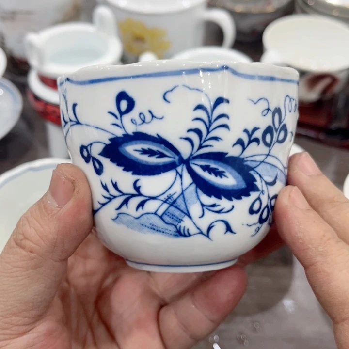 壶釉下五彩如画的青花