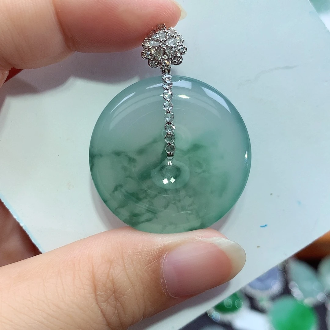 翡翠18K金镶嵌颈饰平安扣