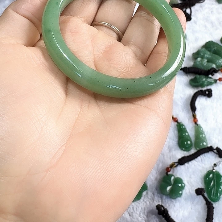 星***光密玉（石英质玉）未镶嵌颈饰