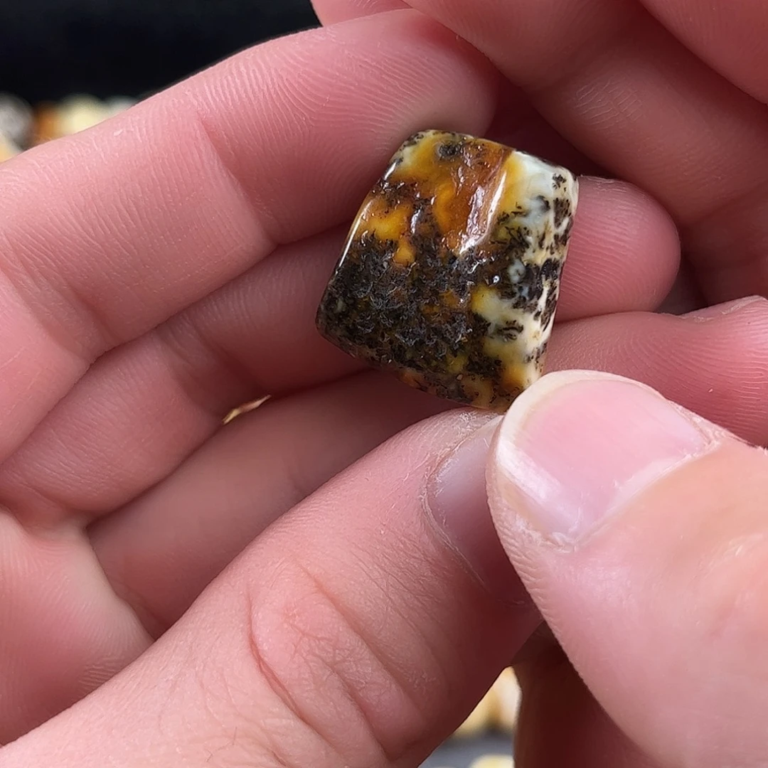 蜜蜡未镶嵌珠宝奇石