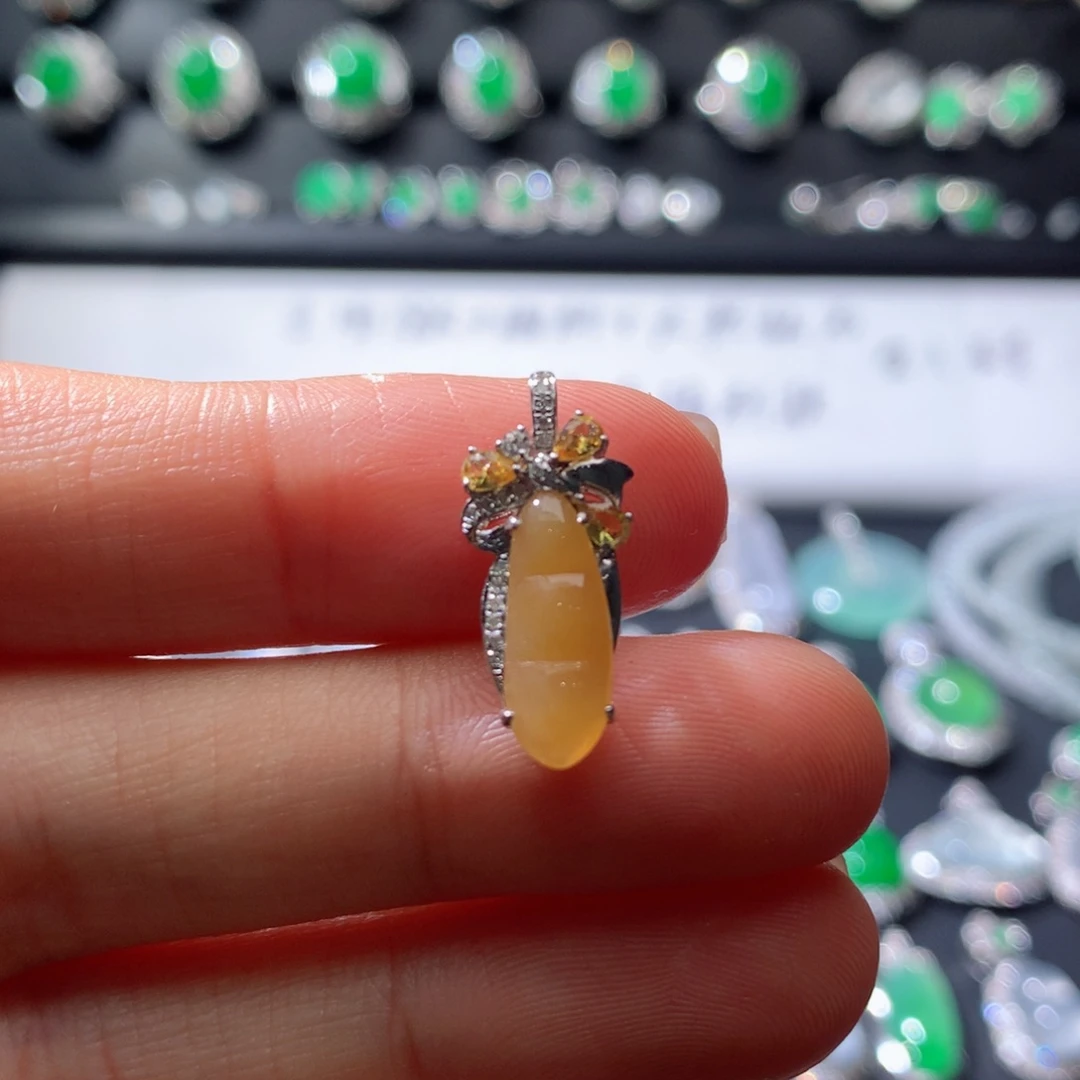 颈饰18K金镶嵌翡翠