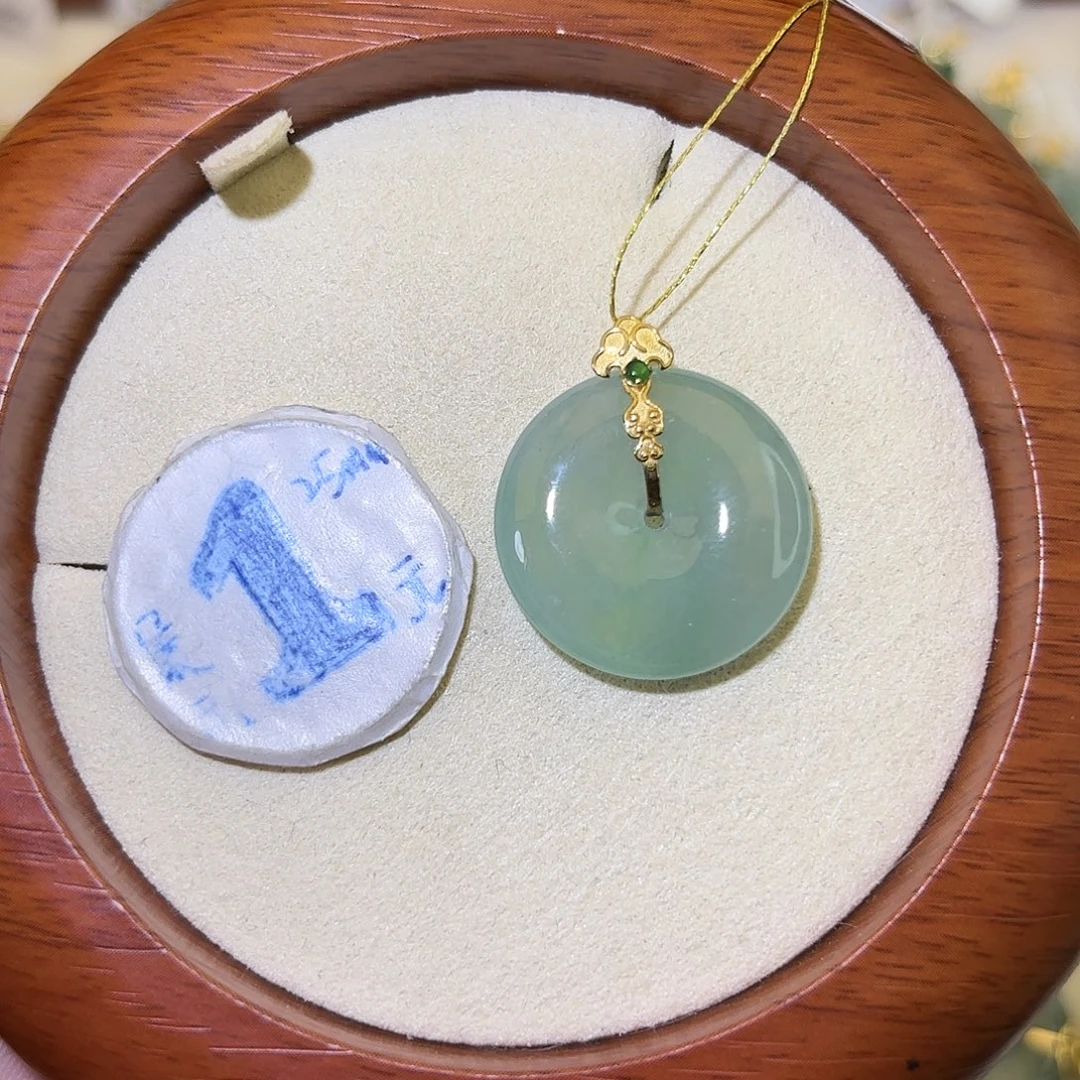 翡翠18K金镶嵌颈饰平安扣