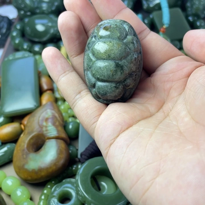 未镶嵌岫岩老玉（透闪石质玉）挂件