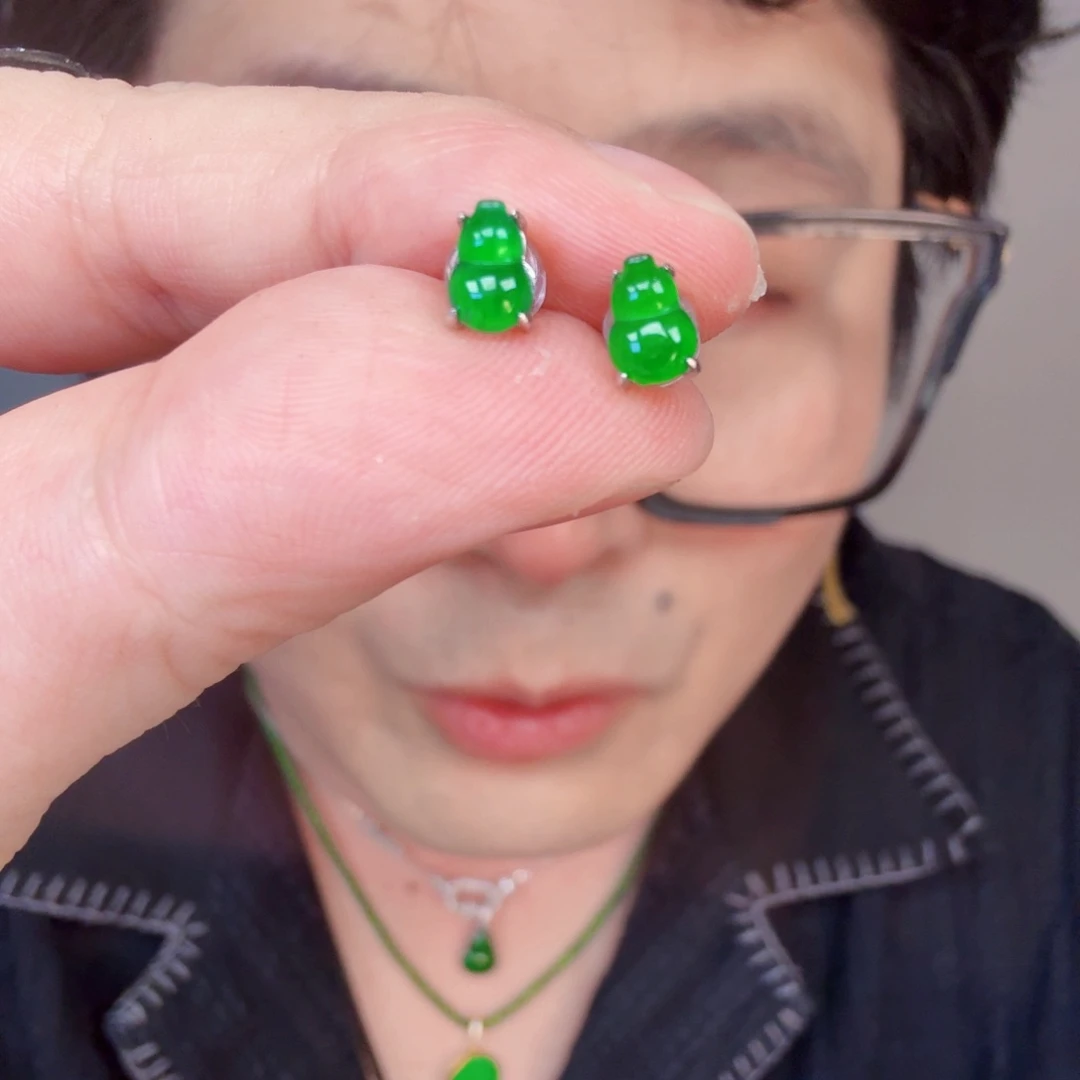 翡翠未镶嵌颈饰一对