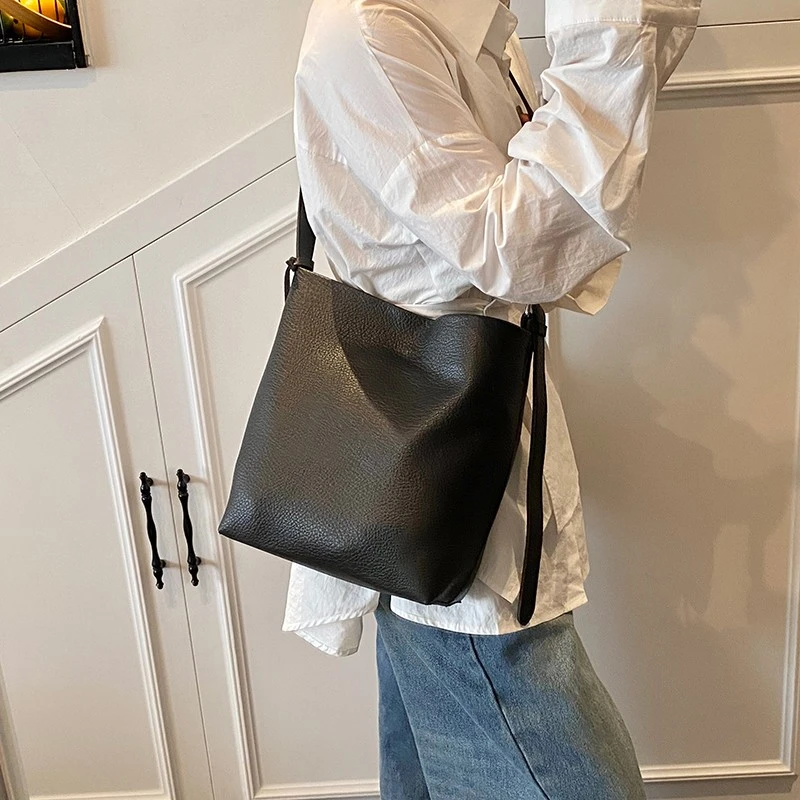 PARACVTOU/帕卡图小众文艺风斜挎百搭水桶包单肩包休闲女士通勤风