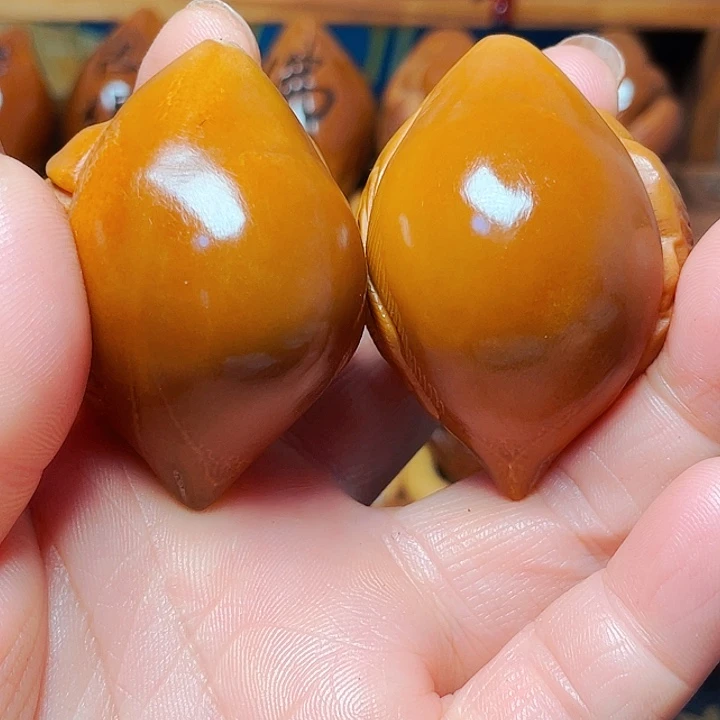 把件橄榄核一面阴一面阳