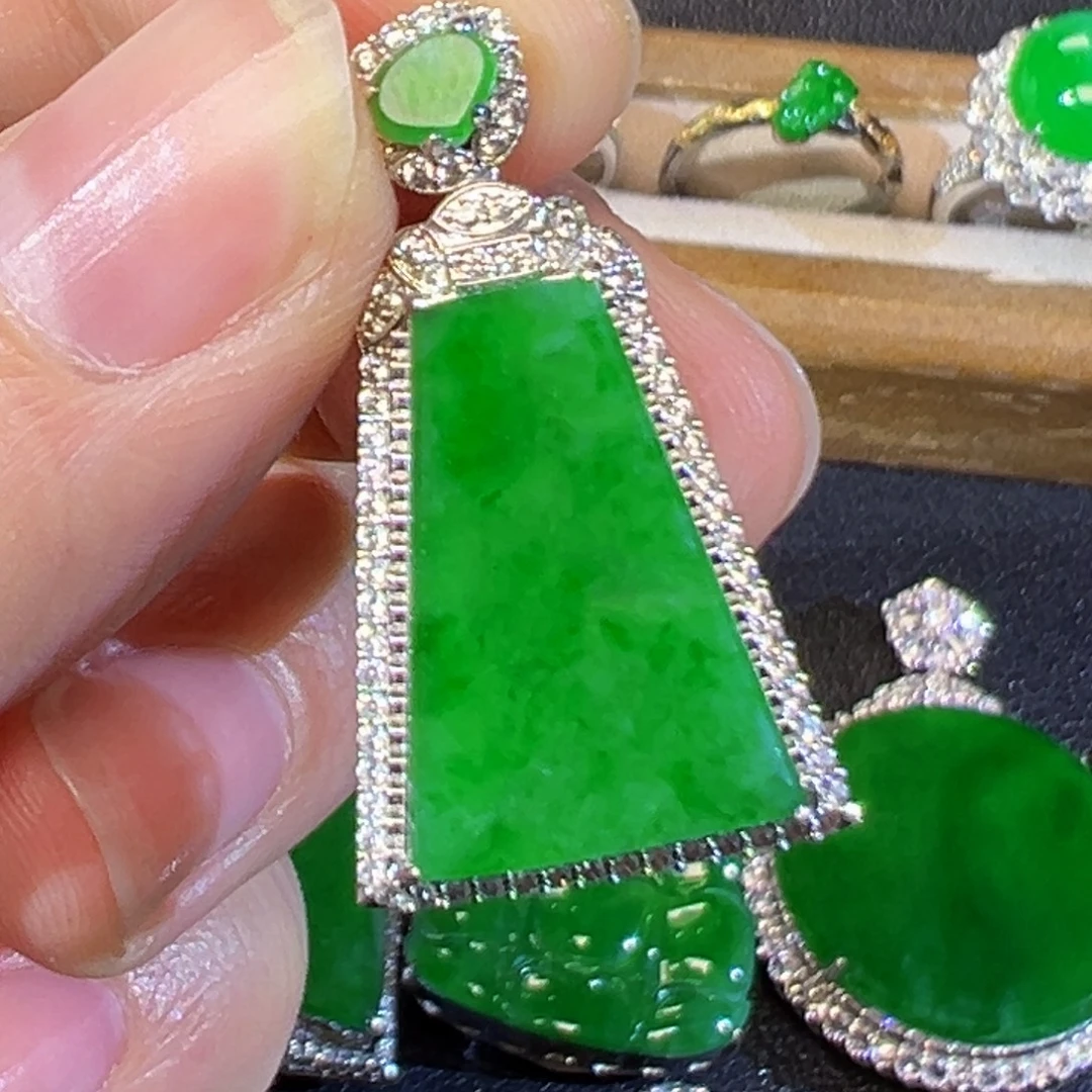 翡翠18K金镶嵌颈饰