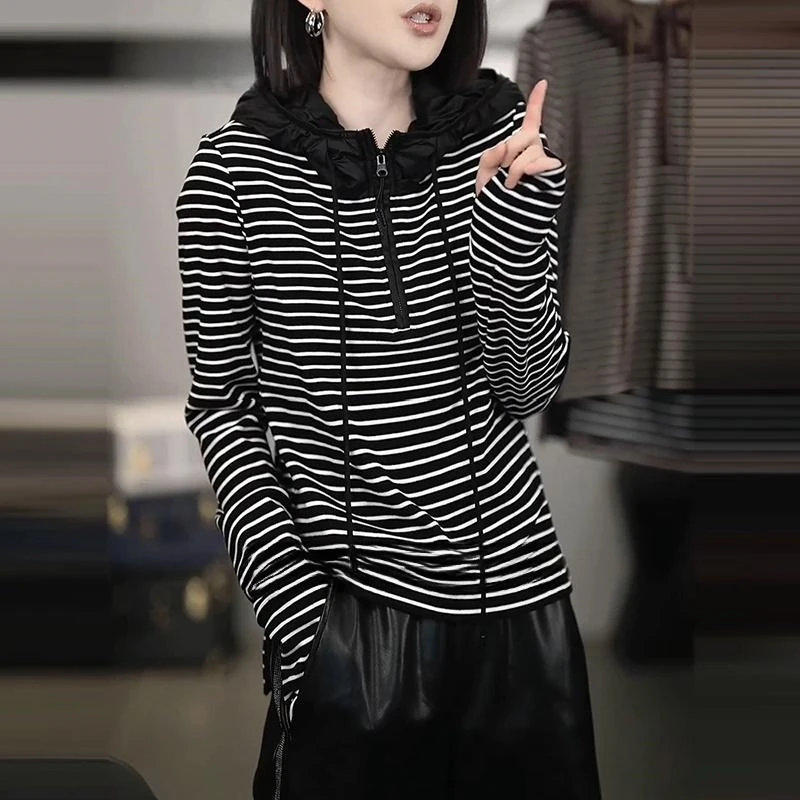 春季新款休闲女装设计感洋气撞色拼接条纹连帽卫衣显瘦长袖上衣潮