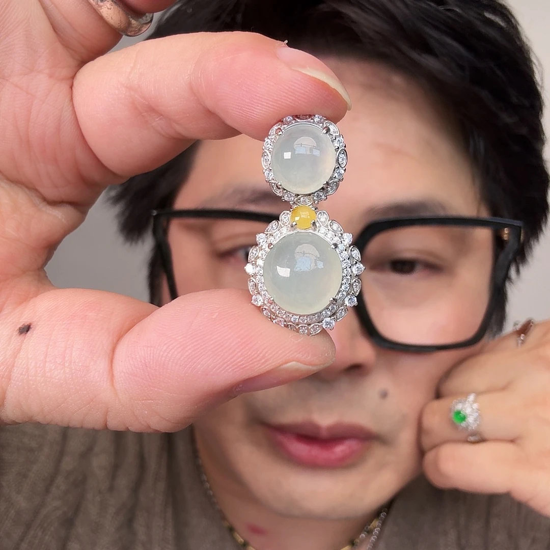 翡翠未镶嵌颈饰一件