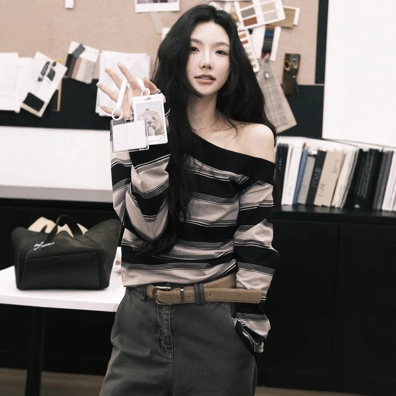美式撞色斜肩条纹长袖恤女春夏打底显瘦小衫设计感露肩别致上衣