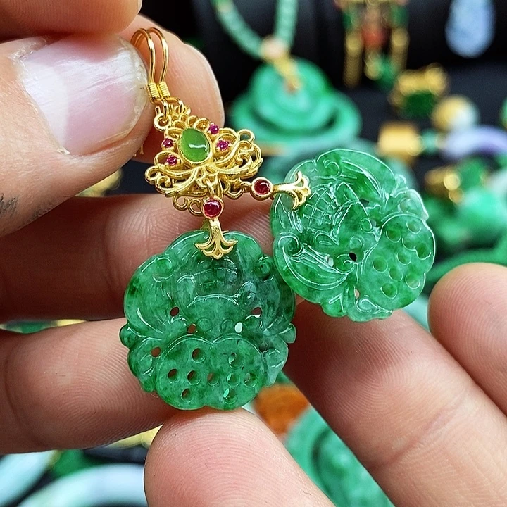 翡翠颈饰未镶嵌耳饰