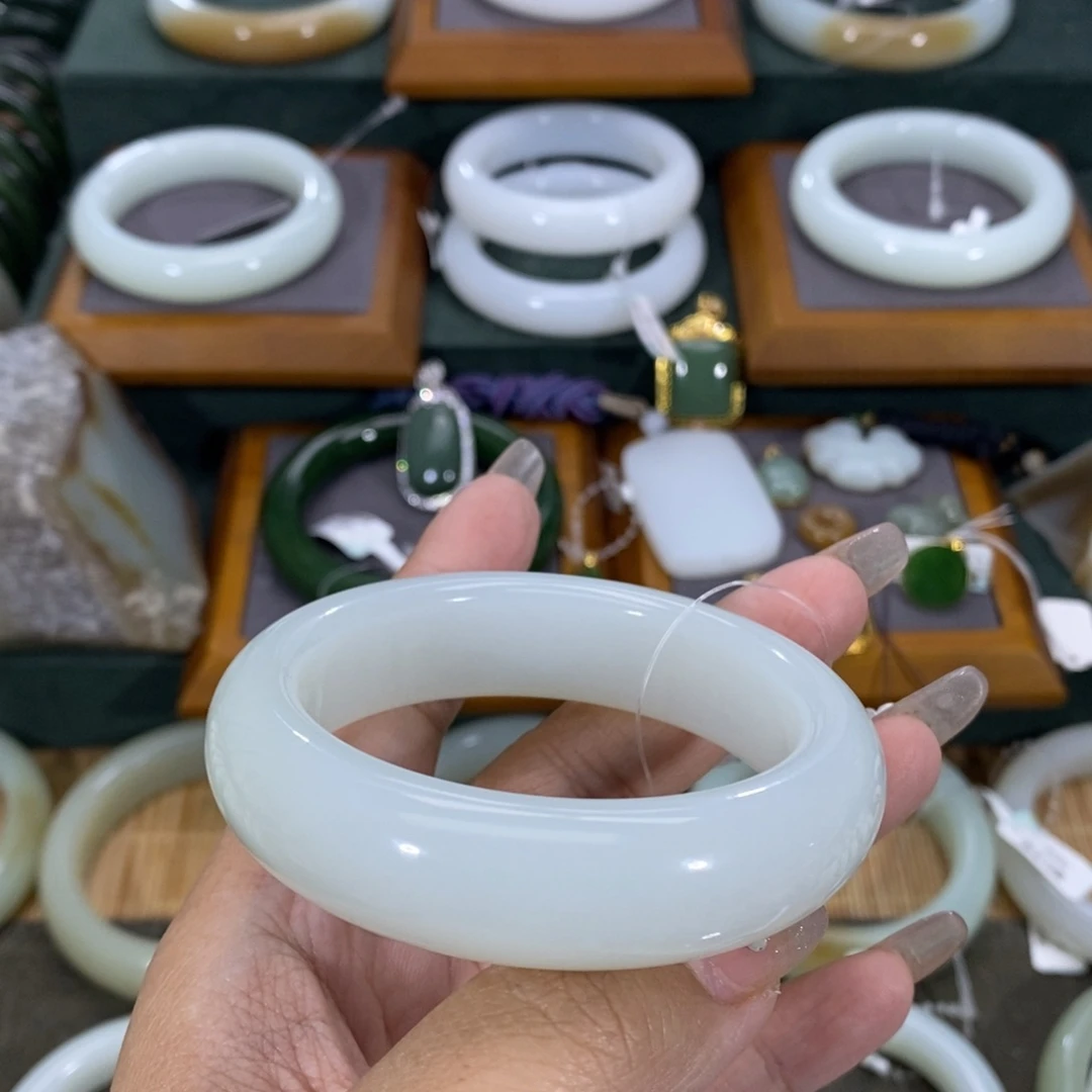 和田玉手镯未镶嵌蓝****姐