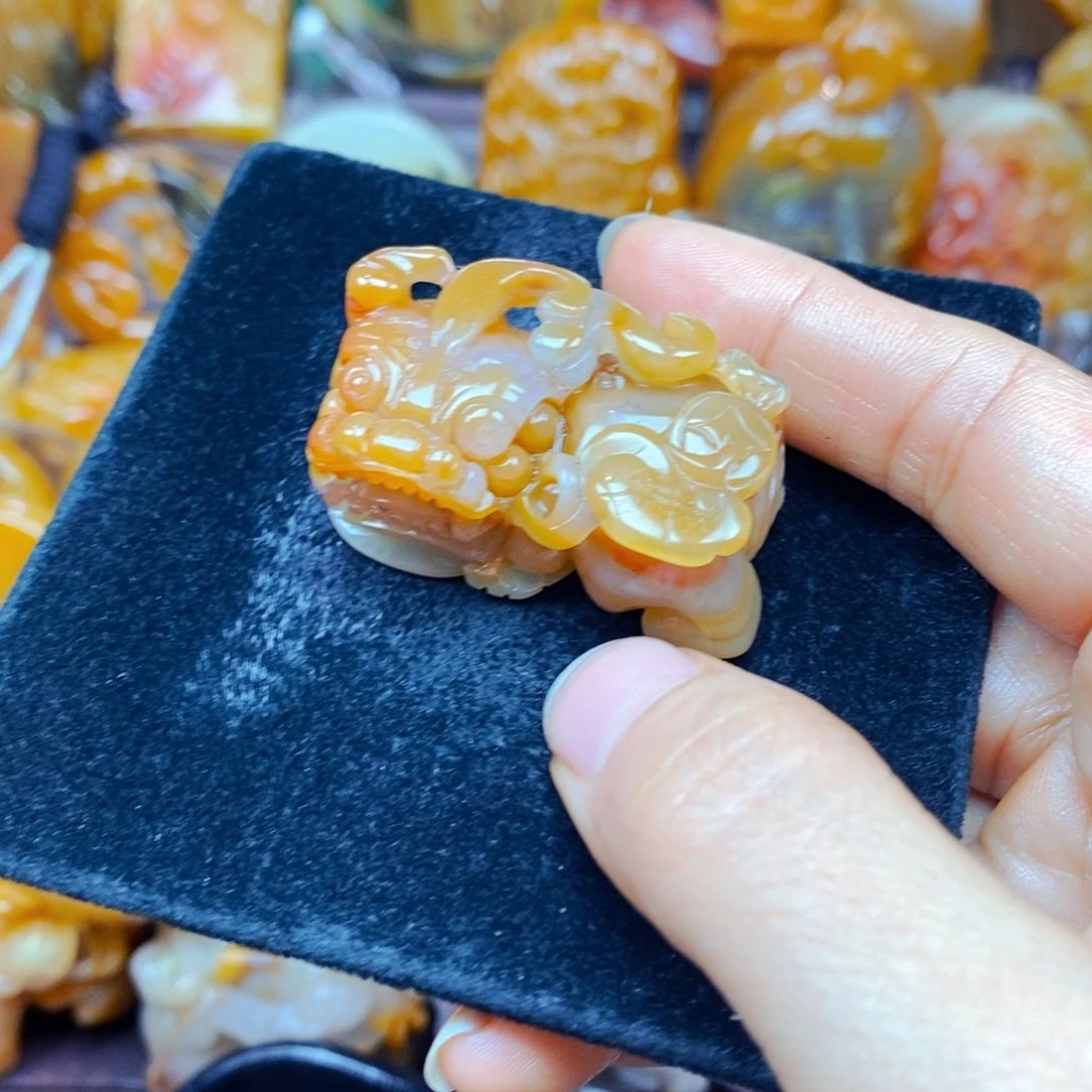 未镶嵌石英质玉（黄龙玉）颈饰