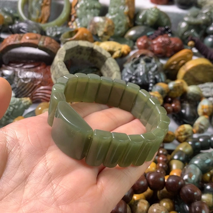 未镶嵌岫岩河磨玉（透闪石质玉）把件