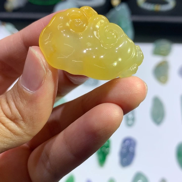 翡翠未镶嵌颈饰如意